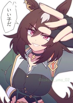 1girl animal_ears asymmetrical_jacket black_choker black_gloves breasts brown_hair choker collarbone ear_ornament fingerless_gloves gloves green_jacket hair_between_eyes highres horse_ears horse_girl jacket large_breasts long_hair long_sleeves looking_at_viewer multicolored_hair open_mouth pendant_choker red_eyes shirt simple_background sirius_symboli_(feroce)_(umamusume) sirius_symboli_(umamusume) smile solo speech_bubble streaked_hair umamusume very_long_hair w3n6e white_background white_hair