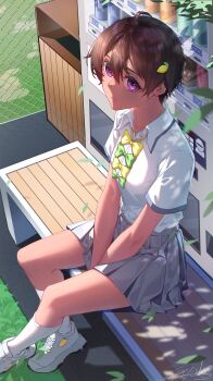 1girl absurdres ahoge breasts brown_hair closed_mouth dark-skinned_female dark_skin food-themed_hair_ornament grass hair_ornament highres lemon_hair_ornament make_heroine_ga_oo_sugiru! on_bench outdoors pleated_skirt purple_eyes school_uniform shirt shoes short_hair short_sleeves sitting skirt sneakers socks solo tagaki_(terminatorline) tan trash_can tsuwabuki_high_school_uniform vending_machine white_shirt white_socks yakishio_lemon
