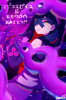 1girl artist_name black_hair carmine_(pokemon) carmine_(sygna_suit)_(pokemon) colored_inner_hair commentary_request crossed_bangs detached_sleeves hair_between_eyes highres japanese_clothes kimono long_hair long_sleeves looking_at_viewer mole mole_under_eye multicolored_hair nintendo official_alternate_costume pecharunt peton_right pokemon pokemon_masters_ex red_hair smile translation_request two-tone_hair