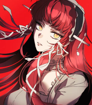 1girl black_hairband blunt_bangs breasts collar commentary dress floating_hair frilled_collar frilled_dress frilled_hairband frills from_side hair_ribbon hairband highres hime_cut knife_in_head lolita_fashion lolita_hairband long_hair looking_at_viewer medium_breasts object_through_head parted_lips persona persona_3 portrait red_background ribbon sidelocks simple_background solo white_collar white_dress white_ribbon yellow_eyes yoshino_chidori yoteh