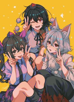 3girls :d animal_ears black_boots black_hair black_necktie black_ribbon black_skirt boots breasts brown_eyes brown_hair buttons checkered_clothes checkered_skirt detached_sleeves double_v dress feet_out_of_frame fingernails frilled_shirt_collar frills grey_hair grey_shirt hands_up hat highres himekaidou_hatate inubashiri_momiji knees leaf_print long_hair looking_at_viewer looking_up maple_leaf_print multiple_girls necktie noriuma one_eye_closed open_mouth pink_shirt pom_pom_(clothes) puffy_short_sleeves puffy_sleeves purple_dress purple_hat purple_ribbon red_eyes red_hat ribbon shameimaru_aya shirt short_hair short_sleeves sitting skirt small_breasts smile star_(symbol) tokin_hat tongue tongue_out touhou v wolf_ears wolf_girl yellow_background