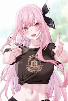 1girl :d absurdres black_nails black_ribbon black_shirt blunt_bangs blurry blurry_background breasts commentary english_commentary hair_ribbon highres hololive hololive_english kamiya_maneki large_breasts long_hair looking_at_viewer midriff mori_calliope nail_polish navel open_mouth pink_eyes pink_hair print_shirt ribbon shirt single_sidelock smile solo straight-on t-shirt teeth tied_shirt upper_teeth_only very_long_hair virtual_youtuber