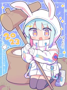 +_+ 1girl 2023 :d absurdres animal_hood blue_background blush_stickers brown_thighhighs commentary_request drawstring full_body gloves green_hair hair_between_eyes highres holding holding_mallet hood hood_up hoodie kine long_sleeves looking_at_viewer mallet new_year open_mouth original outline pink_eyes rabbit_hood richard_(richaball) seiza shoes short_hair sidelocks sitting smile sneakers solo star_(symbol) thighhighs translation_request white_gloves white_hoodie white_outline white_shoes