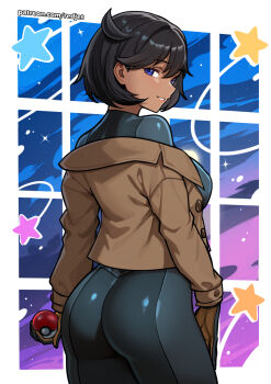 1girl ass black_bodysuit black_hair blue_eyes bodysuit breasts brown_coat brown_gloves coat commentary_request dark-skinned_female dark_skin emma_(pokemon) from_behind gloves highres holding holding_poke_ball large_breasts long_sleeves looking_at_viewer looking_back nintendo patreon_username poke_ball poke_ball_(basic) pokemon pokemon_legends:_z-a redjet short_hair smile solo star_(symbol)