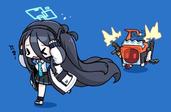 &gt;_&lt; 1girl aris_(blue_archive) black_hair black_skirt blue_archive blue_background blue_necktie chasing chibi collared_shirt commentary_request dual_wielding fleeing full_body gun hair_between_eyes hair_ornament hairband halo highres holding holding_gun holding_weapon jacket long_hair long_sleeves mechanization multicolored_jacket necktie neru_(blue_archive) one_side_up open_clothes open_jacket pleated_skirt ran_system robot running school_uniform shirt sidelocks sig_mpx simple_background skirt submachine_gun translation_request two-tone_jacket weapon