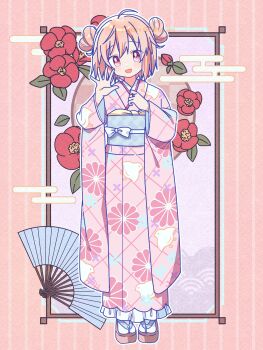 1girl ;d absurdres ahoge ayano_rika blue_sash blush bright_pupils brown_sandals commentary_request dot_nose double-parted_bangs double_bun flower frilled_kimono frills full_body hair_between_eyes hair_bun hand_fan hands_up highres japanese_clothes kimono long_sleeves looking_at_viewer magia_record:_mahou_shoujo_madoka_magica_gaiden mahou_shoujo_madoka_magica obi okobo one_eye_closed open_mouth outline pink_background pink_eyes pink_hair pink_kimono platform_sandals red_flower ruru_(rurumagi) sandals sash short_hair smile socks solo standing striped_background tabi twitter_username vertical-striped_background white_outline white_pupils white_socks wide_sleeves