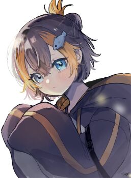 1girl arm_belt black_hair black_hoodie blonde_hair blue_eyes closed_mouth commentary fish_hair_ornament folded_ponytail hair_ornament hood hoodie ichikawa_natsuo light_blush looking_at_viewer multicolored_hair nijisanji nijisanji_en petra_gurin petra_gurin_(1st_costume) short_hair simple_background sleeves_past_fingers sleeves_past_wrists solo streaked_hair symbol-only_commentary upper_body white_background