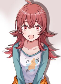 1girl :d blue_sleeves commentary_request crossed_bangs drop_shadow hair_between_eyes highres idolmaster idolmaster_shiny_colors komiya_kaho light_blush long_hair looking_at_viewer open_mouth print_shirt qaqyes_re red_eyes red_hair shirt smile solo upper_body white_shirt