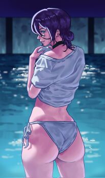 ass black_choker chainsaw_man choker green_eyes highres holding holding_shirt holding_unworn_clothes looking_back pool purple_hair raggumba reze_(chainsaw_man) shirt swimsuit unworn_shirt water