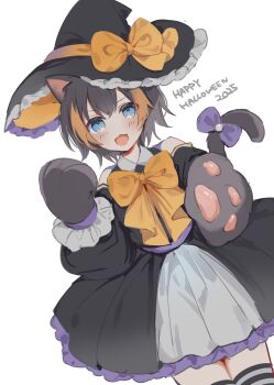 1girl 2025 animal_ears animal_hands black_hair blonde_hair blue_eyes bow cat_ears cat_paws cat_tail check_commentary chestnut_mouth commentary_request cowboy_shot dutch_angle frills gloves halloween halloween_costume happy_halloween hat highres kneehighs looking_at_viewer multicolored_hair nijisanji nijisanji_en orange_bow paw_gloves petra_gurin purple_bow short_hair simple_background socks solo streaked_hair tail tail_ornament thighhighs virtual_youtuber white_background witch_hat zettai_ryouiki zuwaineko