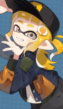 Rule 34 | 1girl, baseball cap, black hat, blonde hair, blue background, commentary request, grey eyes, grid background, hat, highres, inkling, inkling girl, inkling player character, jacket, long hair, looking at viewer, nintendo, pointy ears, print hat, sabata saba, sidelocks, smile, solo, splatoon (series), splatoon 3, teeth, tentacle hair