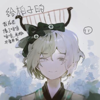 1girl black_bow black_eyes blonde_hair bow chinese_commentary chinese_text closed_mouth commentary_request hair_bow heterochromia highres multicolored_hair no_nose original portrait shirt short_hair smile solo split-color_hair translation_request two-tone_hair vihua6 white_eyes white_hair yellow_shirt