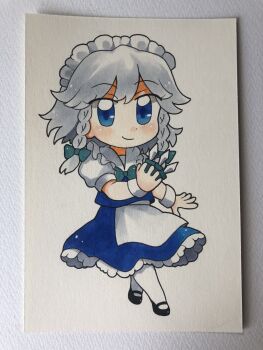 1girl apron bad_id bad_twitter_id between_fingers black_shoes blue_eyes blue_skirt blue_vest bow bowtie braid chibi chibi_only closed_mouth commentary full_body green_bow green_bowtie grey_hair hair_bow highres holding holding_knife izayoi_sakuya knife knives_between_fingers long_hair looking_at_viewer maid maid_headdress mofumaa pantyhose photo_(medium) shoes skirt smile solo touhou traditional_media twin_braids vest waist_apron white_pantyhose wrist_cuffs