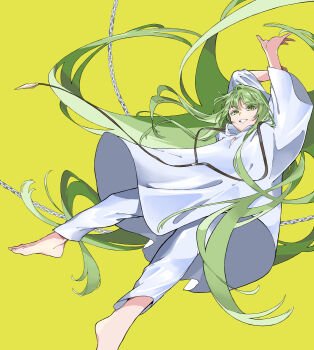 1boy barefoot commentary_request enkidu_(fate) fate/grand_order fate_(series) green_eyes green_hair grin highres long_hair male_focus pants robe sakura_(skr_i) simple_background smile solo teeth white_pants white_robe yellow_background