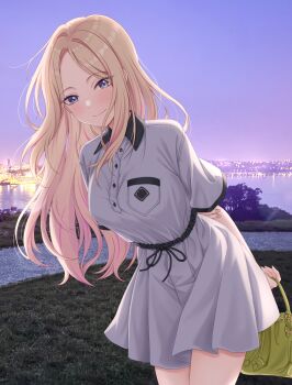 1girl absurdres bag blonde_hair blue_eyes blush breast_pocket bridge collared_dress commentary dress gakuen_idolmaster green_bag handbag highres idolmaster juo_sena long_hair looking_at_viewer multicolored_hair on_grass outdoors pavement photo_background pink_hair pocket river smile solo streaked_hair sulgi_park suspension_bridge tree white_dress