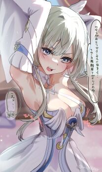 1girl alternate_costume armpits arms_up bare_shoulders blonde_hair blue_eyes blurry blurry_background blush breasts chuuna_(unagiunazy) cleavage columbina_(genshin_impact) columbina_(genshin_impact)_(cosplay) commentary_request cosplay cowboy_shot dress elbow_gloves genshin_impact gloves head_wings highres large_breasts looking_at_viewer open_mouth sandrone_(genshin_impact) short_hair_with_long_locks solo speech_bubble teeth translation_request twitter_username undersized_breast_cup upper_teeth_only white_dress white_gloves wings