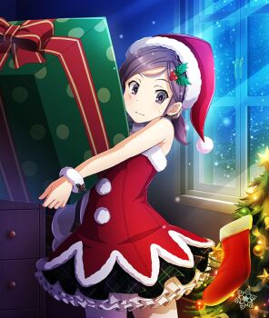 1girl bare_shoulders bell box carrying christmas_ornaments christmas_present christmas_tree closed_mouth cowboy_shot dappled_moonlight dark_room drawer dress fur-trimmed_dress fur-trimmed_headwear fur_collar fur_trim fur_wristbands game_cg gift gift_box green_skirt hair_ornament hair_scrunchie hat holding holding_box holly_hair_ornament indoors layered_skirt low_ponytail moonlight night official_art pink_pupils plaid_clothes plaid_skirt pom_pom_(clothes) ponytail purple_eyes purple_hair red_dress red_hat santa_costume santa_dress santa_hat scrunchie short_hair short_ponytail skirt sleeveless sleeveless_dress small_sweatdrop snowing solo tamaki_marie third-party_source toji_no_miko toji_no_miko:_kizamishi_issen_no_tomoshibi white_scrunchie white_skirt window