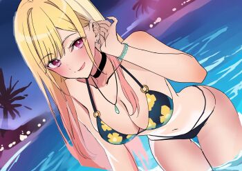 1girl bare_shoulders bikini black_bikini blonde_hair blush breasts choker cleavage collarbone ear_piercing floral_print gradient_hair groin highres jewelry kitagawa_marin long_hair looking_at_viewer medium_breasts multicolored_hair nakano_kura navel necklace open_mouth partially_submerged piercing pink_eyes smile solo sono_bisque_doll_wa_koi_wo_suru swimsuit thighs