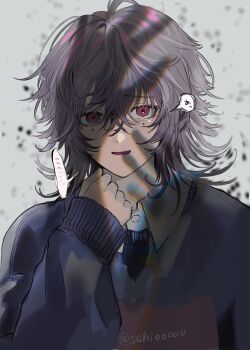 1boy blue_shirt commentary crossed_bangs grey_background hair_between_eyes highres long_sleeves looking_at_viewer male_focus medium_hair mole mole_under_each_eye mole_under_eye multiple_moles open_mouth original purple_hair red_eyes sahi00000 shirt sleeves_past_wrists smile solo speech_bubble symbol-only_commentary translation_request upper_body