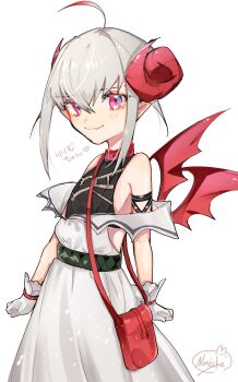 1girl ahoge arm_strap bag bare_shoulders belt belt_collar blush bracelet broken_heart_print character_name closed_mouth collar colored_tips cowboy_shot curled_horns demon_girl demon_horns demon_wings dress dyed_ahoge fang flat_chest from_side furrowed_brow gloves grey_hair hair_between_eyes handbag highres horns jewelry light_particles looking_at_viewer makaino_ririmu makaino_ririmu_(1st_costume) multicolored_hair nijisanji norisukexxy off-shoulder_dress off_shoulder pointy_ears red_bag red_collar red_eyes red_horns red_streaks red_wings shirt_under_dress short_hair shoulder_bag sidelocks signature simple_background skin_fang smile solo standing streaked_hair undershirt virtual_youtuber white_background white_dress white_gloves wings