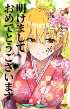 1girl blonde_hair blurry blurry_background breasts commentary_request copyright_name dokyuu_hentai_hxeros drawing_on_fourth_wall floral_print floral_print_kimono green_background grin hair_ornament hoshino_kirara japanese_clothes kimono large_breasts looking_at_viewer obi print_kimono red_kimono ryouma_(galley) sash short_hair smile solo upper_body yellow_eyes yellow_sash