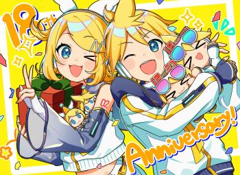 >_< 1boy 1girl ;3 ;d anniversary arm_tattoo blonde_hair blue_eyes blush box commentary_request confetti detached_sleeves gift gift_box hairband hat highres holding jacket kagamine_len kagamine_len_(nt) kagamine_rin kagamine_rin_(nt) number_tattoo one_eye_closed open_mouth party_hat piapro_studio ponytail short_ponytail smile sparkle spiked_hair taro14_tea tattoo vocaloid white-framed_eyewear white_hairband white_jacket yellow_background zipper