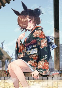 Rule 34 | 1girl, animal ears, back bow, black kimono, bow, brown hair, floral print, hair bun, hair over one eye, hand up, horse ears, horse girl, japanese clothes, kimono, looking at viewer, open mouth, red eyes, rice shower (umamusume), sitting, sky, smile, soaking feet, solo, teeth, umamusume, upper teeth only, yomean!