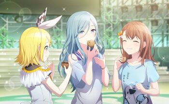 3girls ^_^ back_bow blonde_hair blue_hair blue_shirt blush bow bow_hairband braid brown_hair closed_eyes colorful_palette eating food game_cg grey_eyes hair_between_eyes hair_ornament hairband hanasato_minori highres hinomori_shizuku holding holding_food idol_clothes kagamine_rin kono_matsuri_ni_yuuyami_iro_mo_(project_sekai) long_hair looking_at_another more_more_jump!_rin multiple_girls off-shoulder_shirt off_shoulder official_art profile project_sekai shirt sparkle stage steamed_bun t-shirt third-party_source vocaloid white_bow white_shirt