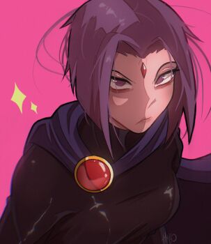 1girl black_leotard breasts cape colored_skin dc_comics forehead_jewel grey_skin hallojigsawpanda highres leotard looking_at_viewer parted_bangs pink_background purple_cape purple_eyes purple_hair raven_(dc) short_hair simple_background sleeved_leotard solo teen_titans