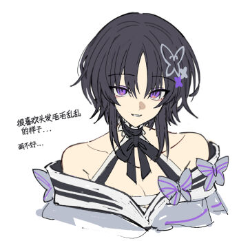 1girl bare_shoulders black_choker black_hair black_ribbon breasts chinese_text choker cleavage housho_margo looking_at_viewer mahou_shoujo_no_majo_saiban parted_bangs purple_eyes ribbon short_hair simple_background smile solo translation_request upper_body white_background wuubaiwan