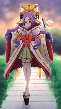 1girl black_gloves bow breasts fate/grand_order fate_(series) forehead full_body gloves green_skirt hair_bow hair_ornament highres japanese_clothes kimono long_hair long_sleeves looking_at_viewer niwaikanai parted_bangs platform_clogs platform_sandals purple_eyes purple_hair purple_scarf ribbon_trim sandals sash scarf sidelocks skirt small_breasts smile solo thighhighs white_kimono white_thighhighs wide_sleeves wu_zetian_(fate)