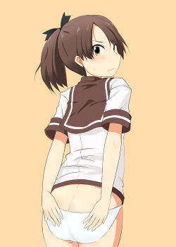 1girl ass black_bow blush bow brown_hair brown_sailor_collar closed_mouth commentary_request covering_ass covering_privates cowboy_shot embarrassed from_behind hair_bow kantai_collection kugui_kiyunemu looking_at_viewer medium_hair no_pants orange_background panties parted_bangs ponytail sailor_collar shikinami_(kancolle) shirt short_sleeves simple_background solo sweat turning_head underwear white_panties white_shirt yellow_eyes