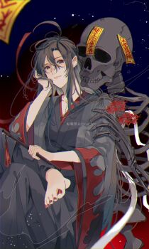 1boy ahoge amana_raika barefoot black_hair black_hanfu bone chenqing_flute chinese_clothes closed_mouth coat crossed_legs dizi eyelashes flower flute flute_tassel grey_coat hair_between_eyes hair_down hair_ribbon half_updo hand_on_own_cheek hand_on_own_face hanfu head_rest highres holding holding_flute holding_instrument instrument light_particles long_hair long_sleeves looking_at_viewer male_focus modao_zushi nail_polish official_alternate_costume official_alternate_hairstyle ofuda open_clothes open_coat pointy_ears red_eyes red_flower red_nails red_ribbon red_sash ribbon robe sash sidelocks sitting skeleton skull smile smoke solo sparkle spider_lily talisman tassel toenail_polish toenails transverse_flute very_long_hair wei_wuxian wei_wuxian_(yiling_laozu) wide_sleeves