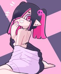 Rule 34 | +++, 1girl, barefoot, bikini, black bikini, black hair, blush stickers, cardigan, checkered background, commentary, foot out of frame, from behind, furrowed brow, grin, hair ornament, hair over one eye, hand on own face, hekoningyou (waraningyou), highres, inkling, inkling girl, inkling player character, laughing, long hair, looking back, multicolored background, multicolored hair, nintendo, one eye covered, open cardigan, open clothes, pink eyes, pink hair, pink nails, pointy ears, purple cardigan, purple nails, sitting, skull hair ornament, smile, smug, solo, splatoon (series), swimsuit, symbol-only commentary, twintails, wariza, white hair