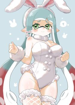 1girl animal_ear_hairband animal_ears blue_background blue_hair blunt_bangs blush breasts cleavage clenched_hands closed_mouth commentary covered_navel criss-cross_strings fake_animal_ears fishnet_thighhighs fishnets frilled_leotard frilled_thighhighs frills fur_collar green_eyes hairband highleg highleg_leotard highres inkling inkling_girl inkling_player_character large_breasts leotard long_hair long_pointy_ears looking_at_viewer multicolored_hair nintendo pointy_ears rabbit_ear_hairband rabbit_ears rabbit_tail red_hair solo splatoon_(series) suction_cups syoutoktaishi_63 tail tentacle_hair thighhighs thighs two-tone_hair untranslatable_commentary very_long_hair white_leotard white_thighhighs