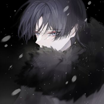 013siroon 1boy black_background blunt_ends blurry choppy_bangs coat depth_of_field eyeliner eyeshadow fatui_coat from_behind fur_collar genshin_impact grey_hair hashtag-only_commentary highres looking_at_viewer looking_back makeup male_focus outdoors red_eyeliner red_eyeshadow scaramouche_(genshin_impact) snowing solo tsurime white_coat