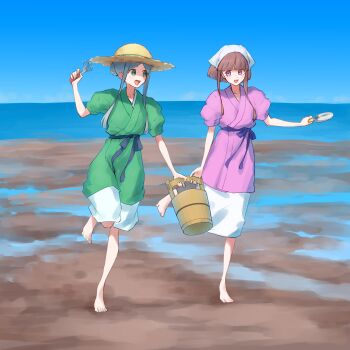 2girls :d barefoot black_sash blue_nails blue_sky brown_hair bucket commentary_request full_body green_eyes green_hair green_kimono green_ribbon hat hat_ribbon headscarf highres holding holding_bucket holding_rake holding_tool holding_trowel japanese_clothes kahayu4 kimono long_hair long_sidelocks looking_at_another mud multiple_girls nishida_satono ocean open_mouth pink_kimono pool purple_eyes purple_sash rake ribbon running sash sidelocks sky smile straw_hat teireida_mai touhou white_headscarf