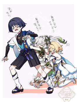 >_< 1boy 2girls absurdres anklet arm_at_side arm_cutout armlet armor belt black_belt black_bodysuit black_bow black_bridal_gauntlets black_gloves black_hair black_sandals black_shorts blonde_hair bloomers blue_cape blue_feathers blue_gem blue_kimono blue_sleeves blue_trim blunt_ends bodysuit border bow breasts bridal_gauntlets cape choppy_bangs cleavage closed_eyes clothing_cutout colored_tips commentary_request covered_collarbone crying detached_sleeves dress facing_another facing_viewer feather_hair_ornament feathers full_body furrowed_brow gem genshin_impact gloves gold gold_anklet gold_ring gold_shoes grabbing_from_behind gradient_hair green_gem green_hair green_sleeves grey_background hair_intakes hair_ornament hakama hakama_shorts halterneck hand_on_own_arm hand_up hands_on_another's_waist highres hug hug_from_behind japanese_armor japanese_clothes jewelry juban kimono kneeling kote kurokote layered_sleeves leaf leaf_hair_ornament leg_warmers long_hair lumine_(genshin_impact) mandarin_collar medium_breasts medium_dress middle_ring multicolored_hair multiple_girls nahida_(genshin_impact) oishii_sasa open_clothes open_hands open_kimono open_mouth outstretched_arms partially_fingerless_gloves pleated_shorts pointy_ears pom_pom_(clothes) purple_rope purple_sash rope sandals sash scaramouche_(genshin_impact) shoes short_dress short_hair short_sleeves shorts shoulder_peek side_cape side_ponytail sidelocks single_bare_shoulder socks stirrup_footwear stirrup_legwear streaming_tears sweat sweatdrop tassel tears thighhighs toeless_legwear toes translation_request trembling underwear vision_(genshin_impact) wanderer_(genshin_impact) white_bloomers white_border white_dress white_hair white_kimono white_leg_warmers white_sleeves white_socks white_thighhighs white_trim yellow_feathers zouri