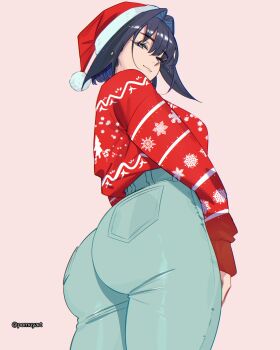 1girl alternate_costume ass black_hair blue_eyes blue_hair blue_pants breasts christmas_sweater closed_mouth denim fanged_bangs from_behind fur-trimmed_headwear fur_trim hair_flaps hair_intakes hat highres hololive hololive_english jeans large_breasts long_sleeves looking_at_viewer looking_back ouro_kronii pants pink_background pom_pom_(clothes) pomuya print_sweater red_hat red_sweater santa_hat short_hair simple_background smile solo standing sweater sweater_tucked_in virtual_youtuber