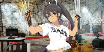 1girl ahoge between_fingers black_hair blush bookshelf box breasts cabinet cardboard_box cave chair clenched_hand closed_mouth collarbone computer dark-skinned_female dark_skin denim green_eyes hair_ribbon hanging_light high_ponytail highres holding holding_sword holding_weapon homura_(senran_kagura) jeans katana koshirae ladder long_hair looking_at_viewer medium_breasts microwave midriff monitor multiple_swords multiple_weapons multiple_wielding official_art pants ponytail print_shirt ribbon senran_kagura senran_kagura_new_link senran_kagura_shoujo-tachi_no_shin'ei shirt smile solo swivel_chair sword t-shirt table tan translation_request tsuba_(guard) tsuka-ito very_long_hair weapon white_ribbon white_shirt