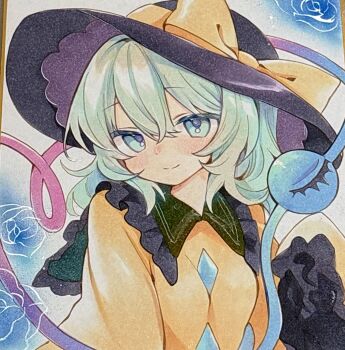 1girl black_hat blue_background blue_flower blue_rose bow buttons closed_mouth collared_shirt commentary_request diamond_button flower frilled_shirt_collar frilled_sleeves frills green_eyes green_hair hair_between_eyes hat hat_bow hat_ribbon highres komeiji_koishi long_sleeves looking_at_viewer marker_(medium) medium_hair moni_monico ribbon rose shikishi shirt smile solo third-party_source touhou traditional_media upper_body yellow_bow yellow_ribbon yellow_shirt