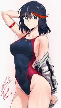 1girl absurdres alternate_costume armband artist_name black_hair blue_eyes breasts commentary_request competition_swimsuit dated grey_background highres jacket kill_la_kill large_breasts looking_at_viewer matoi_ryuuko multicolored_hair one-piece_swimsuit red_armband red_hair simple_background solo streaked_hair swimsuit two-tone_hair two-tone_one-piece_swimsuit white_jacket yoo_tenchi