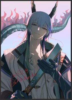 1boy aqua_hair arknights artist_name bead_bracelet beads belt blue_background blue_belt bracelet character_request chinikuniku closed_mouth collarbone commentary dated dragon_boy dragon_horns dragon_tail earrings eyeshadow floral_print gradient_background grey_hair hands_up holding holding_sword holding_weapon horns jewelry lapels long_hair long_sleeves looking_at_viewer makeup male_focus pink_background pointy_ears purple_eyes purple_eyeshadow purple_hair sidelocks smile solo sword symbol-only_commentary tail two-tone_background upper_body weapon