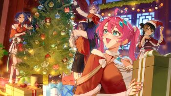 2boys 3girls ahoge alternate_headwear animalization aqua_eyes aqua_gem aranara_(genshin_impact) architecture arm_up bare_shoulders bell black_coat black_eyes black_hair black_horns black_shorts black_tail blue_nails blunt_bangs blunt_ends blush bow bowtie box breasts bridal_gauntlets brooch cape capelet carrying china_dress chinese_clothes christmas_lights christmas_ornaments christmas_tree cleavage closed_mouth clothing_cutout coat crossed_bangs crystal_earrings curtained_hair dragon_boy dragon_horns dragon_tail dragon_wings dress durin_(genshin_impact) earrings east_asian_architecture eyelashes fingernails fox fur-trimmed_capelet fur-trimmed_headwear fur_collar fur_trim garland_(decoration) gem gem_hair_ornament genshin_impact gift gift_box gold_ring gold_trim grin hair_between_eyes hair_bun half_crown_braid halterneck hand_on_another's_leg hands_up hat heart heart_ahoge heart_in_eye high_heels highres hip_vent holding holding_gift horns indoors jewelry lace-trimmed_sleeves lace_trim layered_sleeves long_hair long_sleeves looking_at_another looking_back looking_down looking_up medium_breasts middle_ring multicolored_hair multiple_boys multiple_girls neck_bell obi obiage obijime original pants pelvic_curtain person_and_animalization pink_hair pink_lips pom_pom_(clothes) purple_eyes purple_hair purple_nails purple_wings red_cape red_capelet red_dress red_hat red_sash red_sleeves santa_costume santa_hat sash scaramouche_(cat)_(genshin_impact) scaramouche_(genshin_impact) short_eyebrows short_hair shorts shoulder_carry single_hair_bun single_side_bun skirt skirt_under_dress smile standing streaked_hair swept_bangs symbol_in_eye tail tareme tongue triangle_mouth tsurime twintails wanderer_(genshin_impact) white_bow white_bowtie white_bridal_gauntlets white_dress white_pants white_skirt white_sleeves window wings yoontrsh