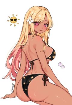 1girl ass bare_arms bare_shoulders bikini black_bikini blonde_hair blush breasts colored_tips commentary english_commentary floral_print flower from_behind gyaru hair_flower hair_ornament hannie_(hanreiei) kitagawa_marin large_breasts long_hair looking_at_viewer looking_back multicolored_hair pink_hair print_bikini side-tie_bikini_bottom sideboob simple_background smile solo sono_bisque_doll_wa_koi_wo_suru sun swimsuit tan tanline white_flower