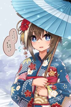 1girl absurdres animal_ears blue_eyes blue_kimono blush breasts brown_hair cheval_grand_(umamusume) commentary_request floral_print floral_print_kimono flower hair_between_eyes hair_flower hair_ornament highres holding holding_umbrella horse_ears horse_girl japanese_clothes kimono lexis_yayoi long_hair looking_at_viewer multicolored_hair obi oil-paper_umbrella open_mouth print_kimono sash smile solo speech_bubble translation_request umamusume umbrella white_hair