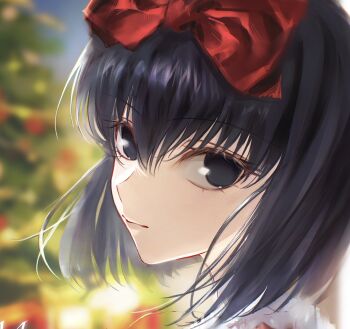 1girl black_eyes black_hair blurry blurry_background bow christmas_tree closed_mouth expressionless eyelashes hair_between_eyes hair_bow highres kuonji_ukyou looking_at_viewer mahou_tsukai_no_yoru pppeipeipipi red_bow short_hair sideways_glance solo upper_body