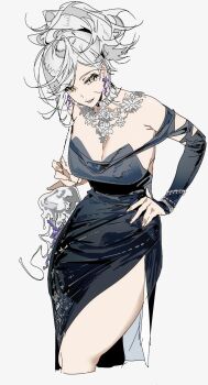 1girl animal_bag bag bare_shoulders black_gloves blue_dress breasts cleavage commentary_request cowboy_shot cropped_legs dress elbow_gloves eternity_(reverse:1999) fingerless_gloves gloves grey_background grin hand_on_own_hip highres jellyfish jellyfish_earrings jewelry large_breasts leaning_forward looking_at_viewer necklace off-shoulder_dress off_shoulder ponytail reverse:1999 short_hair shoulder_bag side_slit simple_background smile solo white_hair yanghua_gaizi yellow_eyes