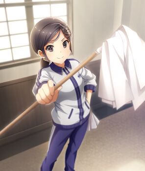 1girl black_eyes black_hair blue_pants closed_mouth contrapposto day dot_nose game_cg hair_ornament hair_scrunchie hand_in_pocket holding holding_mop holding_rag indoors jacket looking_at_viewer low_ponytail medium_hair mop official_art outstretched_arm pants ponytail purple_pupils ring_hair_ornament scrunchie short_ponytail sidelocks smile solo tamaki_marie third-party_source toji_no_miko toji_no_miko:_kizamishi_issen_no_tomoshibi track_jacket track_pants white_jacket white_scrunchie window zipper