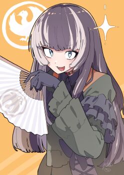 1girl black_gloves black_hair blue_eyes choker dress folding_fan frilled_sleeves frills gloves green_dress grey_hair hand_fan hanten_(hantennano) highres holding holding_fan hololive hololive_dev_is juufuutei_raden juufuutei_raden_(1st_costume) lace lace_choker long_hair multicolored_hair signature sparkle two-tone_hair virtual_youtuber yellow_background